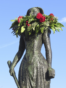 906837 Afbeelding van het bronzen beeldje van Trijn van Leemput bij de Zandbrug te Utrecht, met om de nek een ...